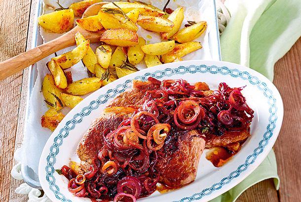 Zwiebelsteaks mit Rosmarinkartoffeln Rezept Zwiebelsteaks mit Rosmarinkartoffeln Rezept