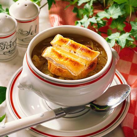 Zwiebelsuppe mit Camembert Rezept Zwiebelsuppe mit Camembert Rezept