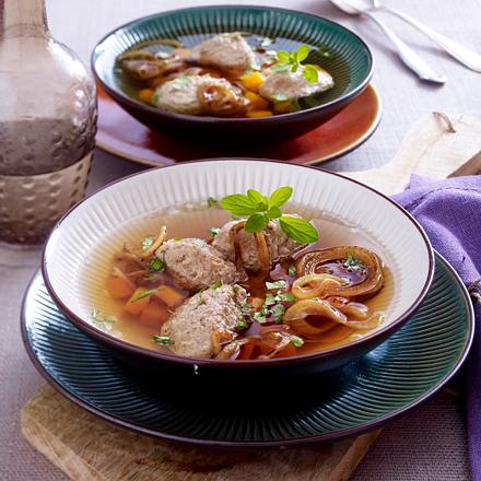 Zwiebelsuppe mit Leber-Nockerln Rezept Zwiebelsuppe mit Leber-Nockerln Rezept