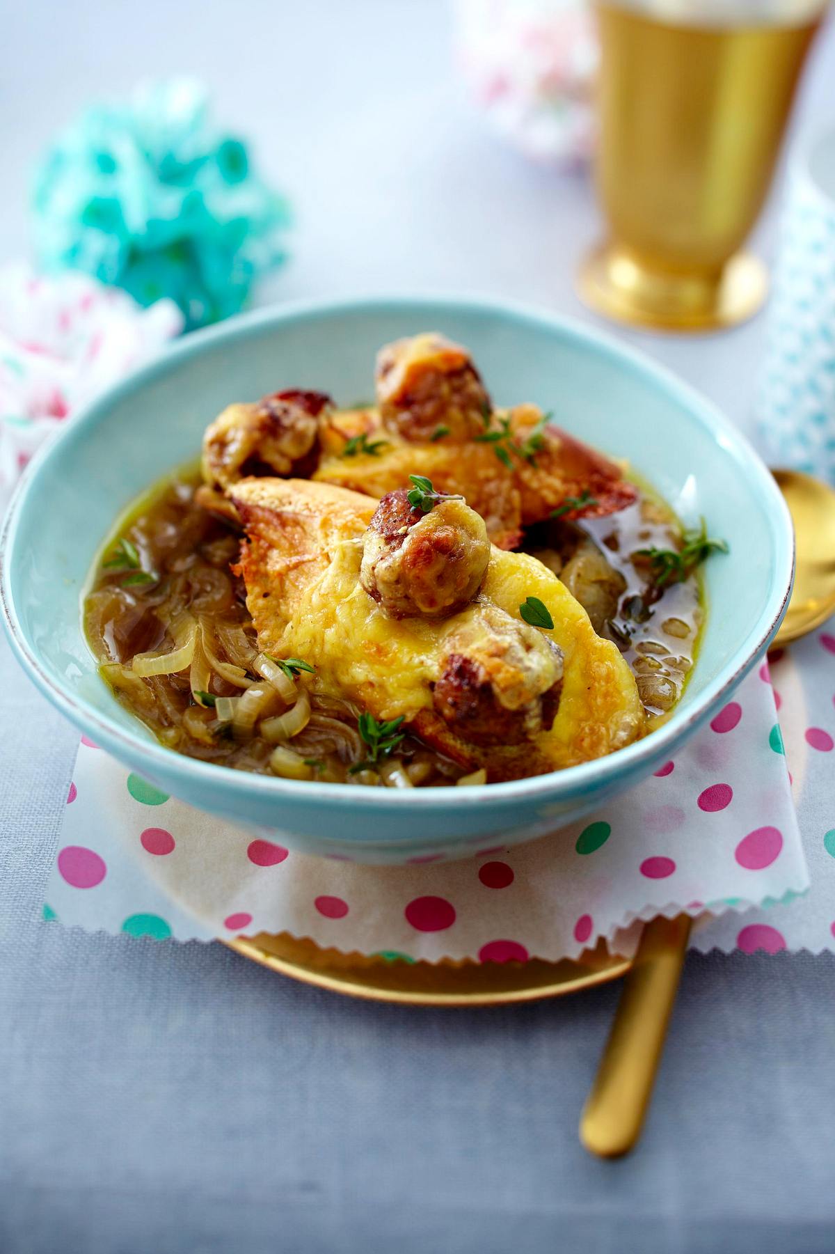 Zwiebelsuppe mit Parmesan-Hackbällchen Rezept