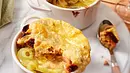 Französische Zwiebelsuppe in zwei Suppenschüsseln mit knusprig überbackener Käsehaube, die vorne durchbrochen ist, sodass die Zwiebeln in der Suppe zu sehen sind. - Foto: LECKER @ Bauer Media Group Französische Zwiebelsuppe in zwei Suppenschüsseln mit knusprig überbackener Käsehaube, die vorne durchbrochen ist, sodass die Zwiebeln in der Suppe zu sehen sind. - Foto: LECKER @ Bauer Media Group