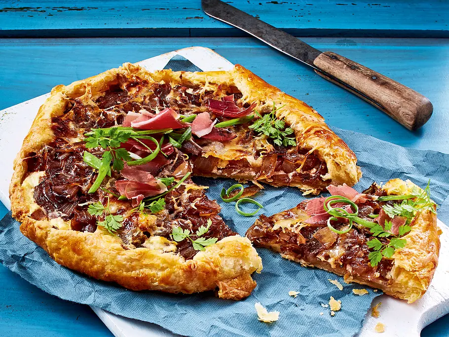 Zwiebeltarte mit Knusperboden & Bauernschinken Rezept Zwiebeltarte mit Knusperboden & Bauernschinken Rezept