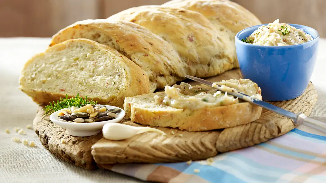 Zwiebelzopf mit Speck und Rosmarin Rezept - Foto: LECKER @ Bauer Media Group Zwiebelzopf mit Speck und Rosmarin Rezept - Foto: LECKER @ Bauer Media Group
