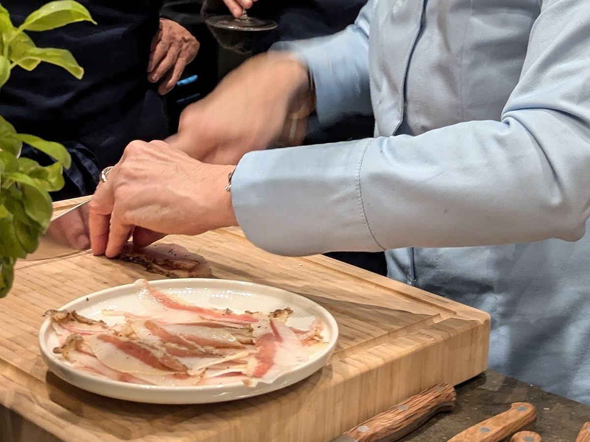 Cornelia Poletto schneidet Pancetta