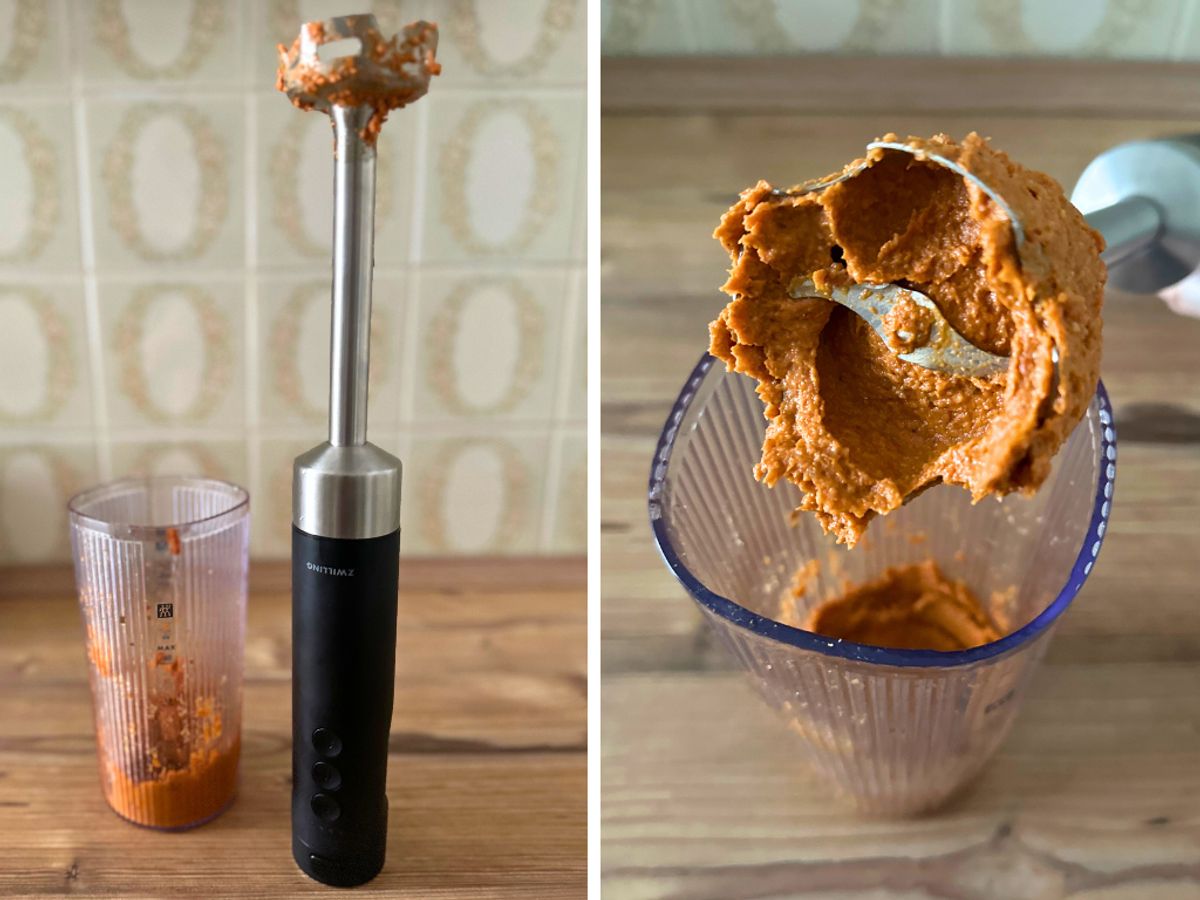 Der Zwilling Xtend Akku-Stabmixer im Test Links: Der Zwilling Xtend-Stabmixer steht aufrecht auf seinem ebenen Handstück; rechts: Nahaufnahmen der Mixerklinge nach dem Pürieren von rotem Pesto