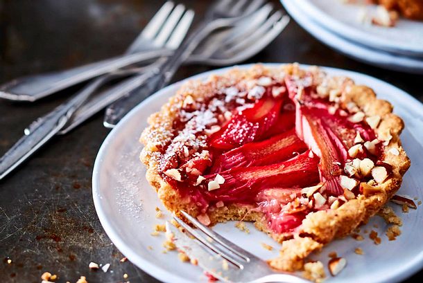 „Think Pink“-Tartelettes mit Nussgenuss Rezept „Think Pink“-Tartelettes mit Nussgenuss Rezept